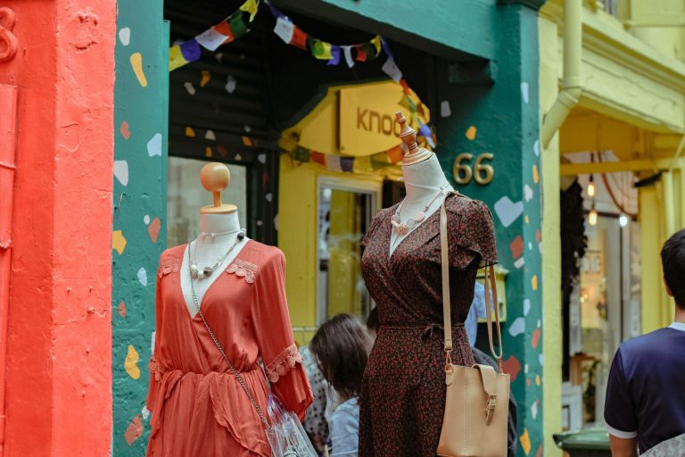 Tendințele care transformă moda urbană: De la rafinament la versatilitate