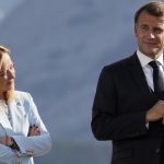 Tensiuni și Momente Bizar la Summitul G7: Analiza Interacțiunii dintre Meloni și Macron
