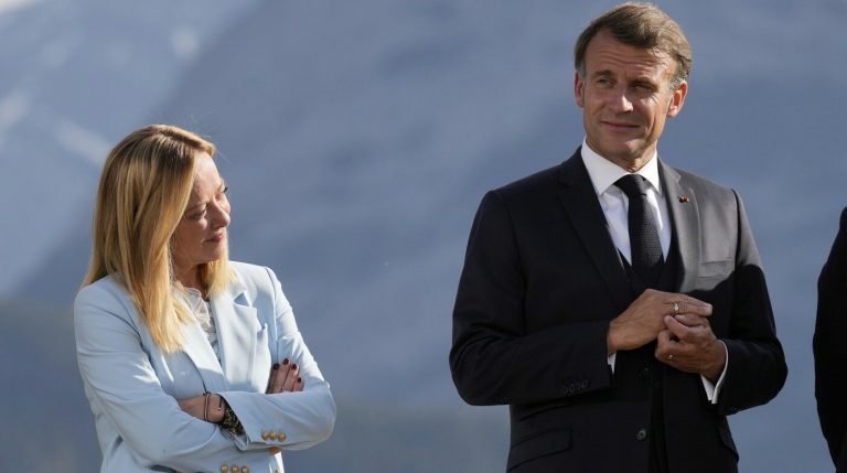Tensiuni și Momente Bizar la Summitul G7: Analiza Interacțiunii dintre Meloni și Macron