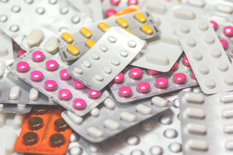 Medicamente interzise în vacanță: Ce trebuie să știe românii înainte de a pleca în concediu