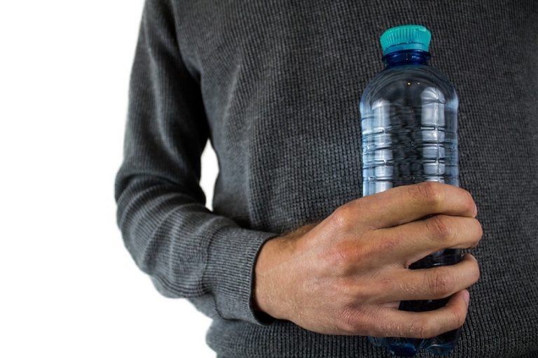 Băuturi care hidratează mai bine decât apa: Analiza alternativelor eficiente pe timp de caniculă