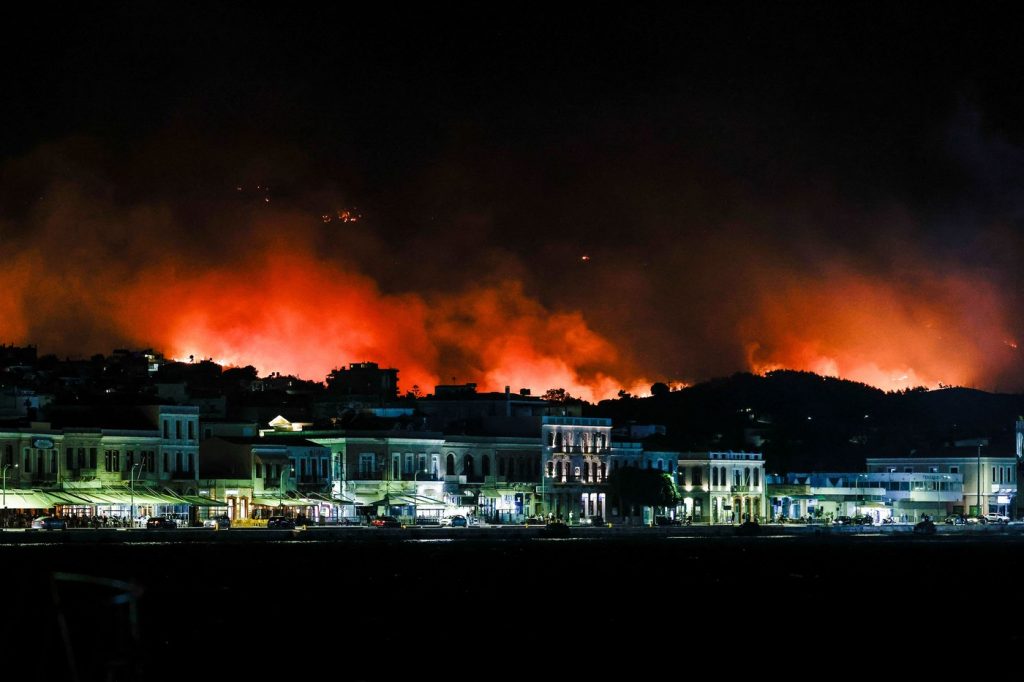 Incendiile devastatoare din Grecia: O analiză a stării de urgență pe insula Chios