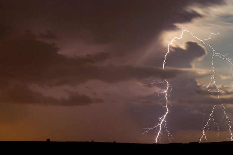 Furtunile cu putere de tornadă și valul de căldură: O analiză a condițiilor meteorologice extreme în România