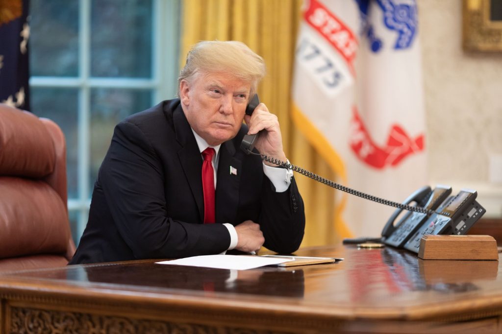 Deciziile neprevăzute ale lui Donald Trump: Influența mass-media și geopolitica în atacul asupra Iranului