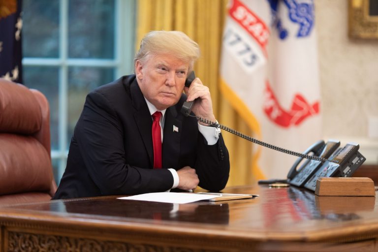 Deciziile neprevăzute ale lui Donald Trump: Influența mass-media și geopolitica în atacul asupra Iranului