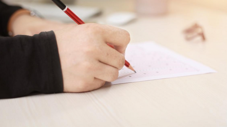 Evaluarea Națională 2023: O privire amuzantă asupra perlelor de la Capacitate și implicațiile lor educaționale