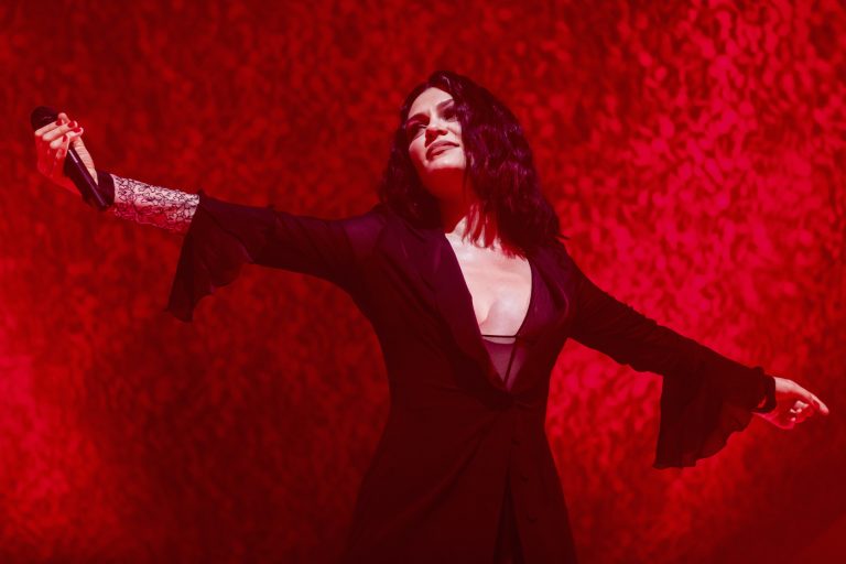 Jessie J: Mesajul emoționant al artistei în lupta împotriva cancerului la sân