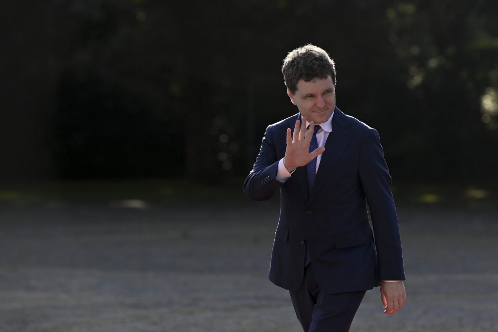 Transparența în Politică: Declarația de Avere a Președintelui Nicușor Dan și Implicațiile Sale