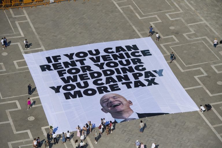 Protestele din Veneția: Impactul Nunții lui Jeff Bezos și Lauren Sanchez asupra Patrimoniului Cultural
