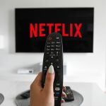 Fenomenul Netflix: De ce „Depart. Q” a captivat publicul român și internațional