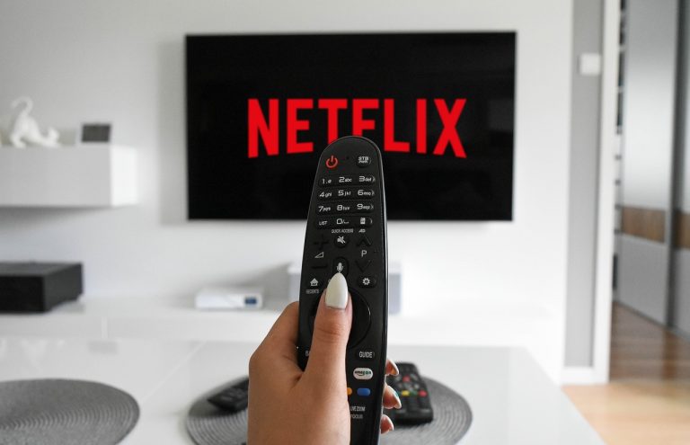 Fenomenul Netflix: De ce „Depart. Q” a captivat publicul român și internațional
