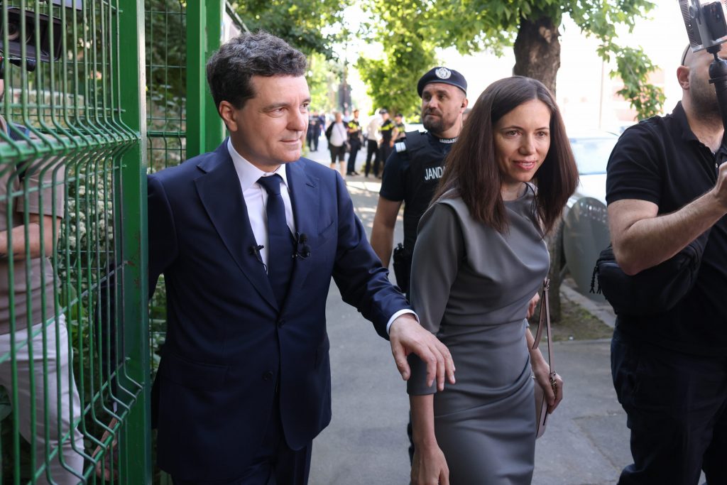 Vacanța singuratică a Mirabelei Grădinaru: Impactul funcției prezidențiale asupra familiei lui Nicușor Dan