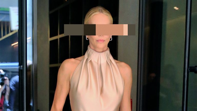 Charlize Theron: Libertatea și Critica Vârstei Mijlocii în Era Aventurelor de O Noapte