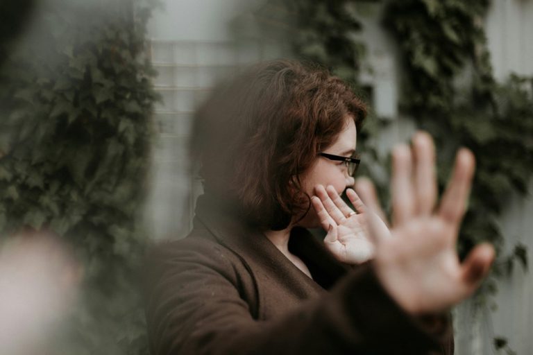 De ce spunem „nu” cu vinovăție: analiza psihologică a refuzului și impactul său asupra relațiilor interumane