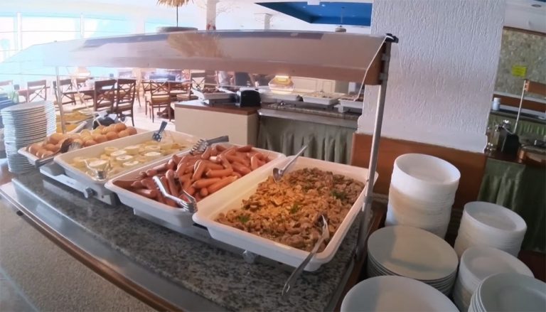Experiența culinară a unui cuplu român la un hotel all-inclusive din Mamaia: O analiză detaliată