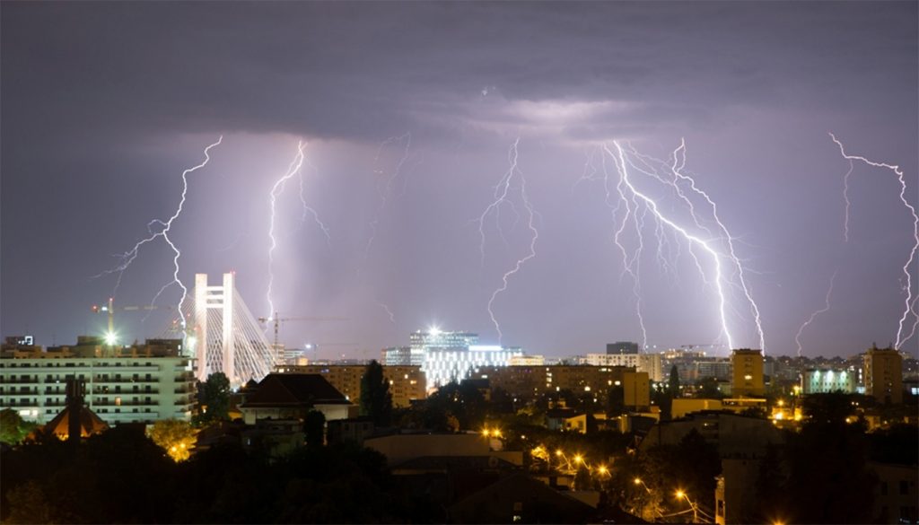 Perioada de Instabilitate Atmosferică în București: Ce Aduc Furtunile Electrice și Impactul Lor Asupra Cetățenilor