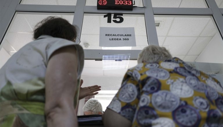 Impactul noii măsuri fiscale asupra pensionarilor români: O analiză detaliată a reducerii veniturilor cu 300 lei de la 1 august 2025