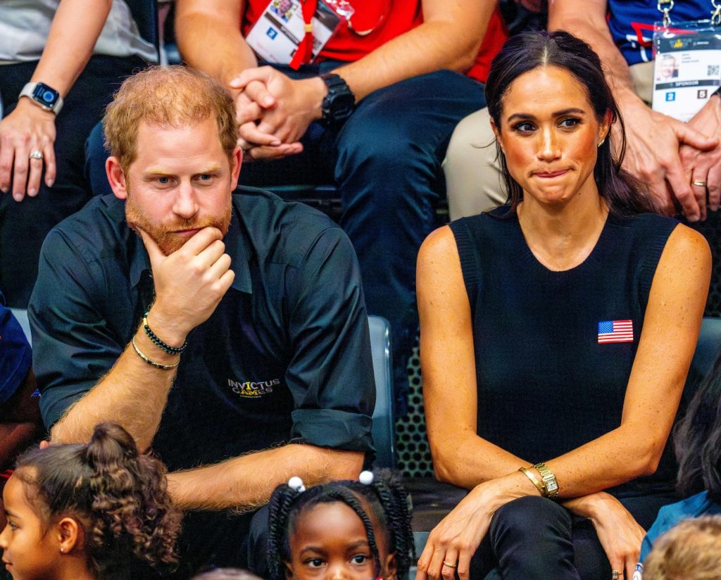 Prințul Harry și Meghan Markle: O poveste de dragoste sub presiune - Critici, umilințe și reacții regale