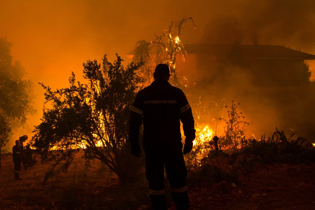 Grecia în criză: Incendiile devastatoare și salvarea migranților în contextul unei situații de urgență