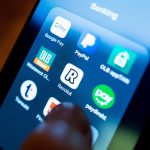 Revolut și schimbările majore: Ce riscuri și implicații aduc noile politici pentru clienții din România