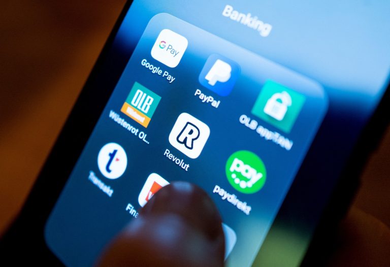 Revolut și schimbările majore: Ce riscuri și implicații aduc noile politici pentru clienții din România