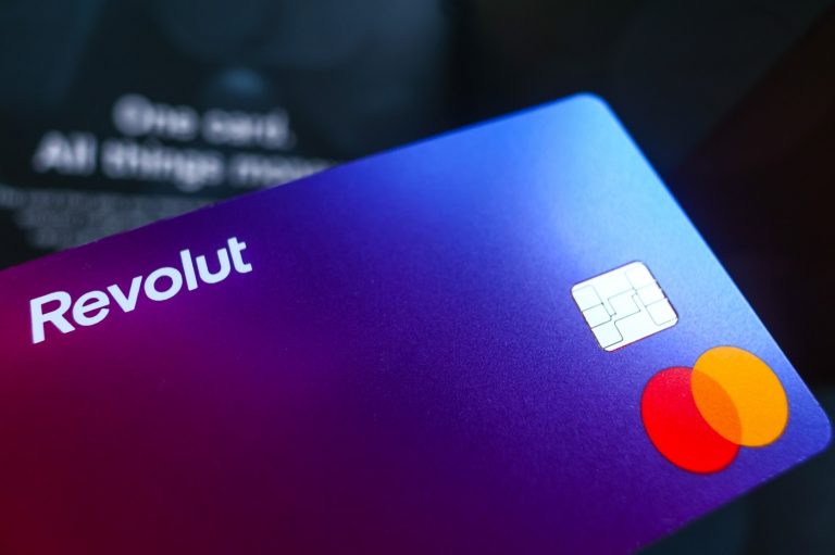 Revolut în Era Reglementărilor: Noile Condiții Care Pot Lăsa Utilizatorii Fără Conturi