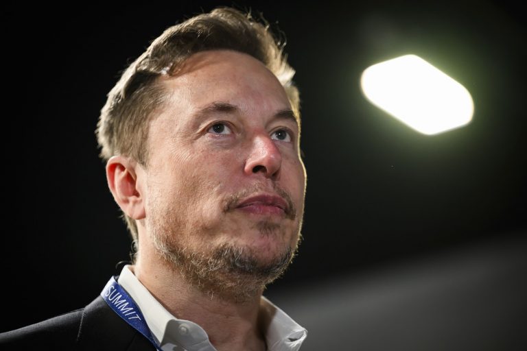 Elon Musk și Întrebarea Mutării în China: O Analiză a Tensiunilor Politice și Economice
