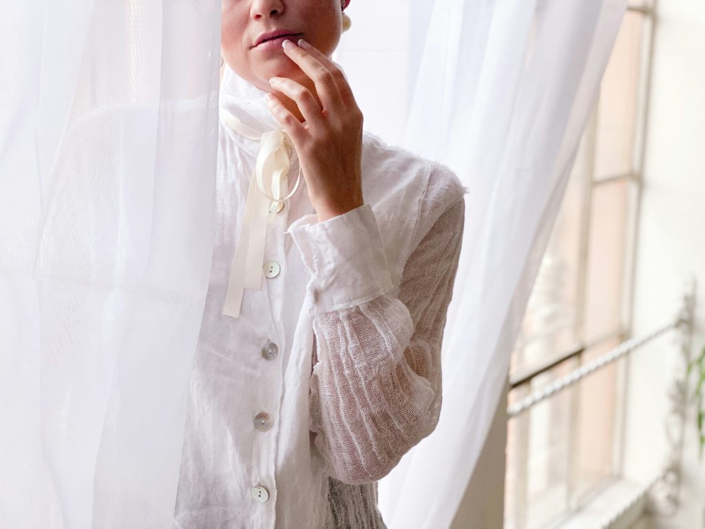 Bluzele elegante de damă: Piese-cheie în garderoba modernă și impactul lor asupra stilului personal