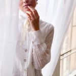 Bluzele elegante de damă: Piese-cheie în garderoba modernă și impactul lor asupra stilului personal