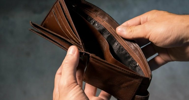 Impactul Crizei Financiare: Analiza Avertismentului Fitch pentru România