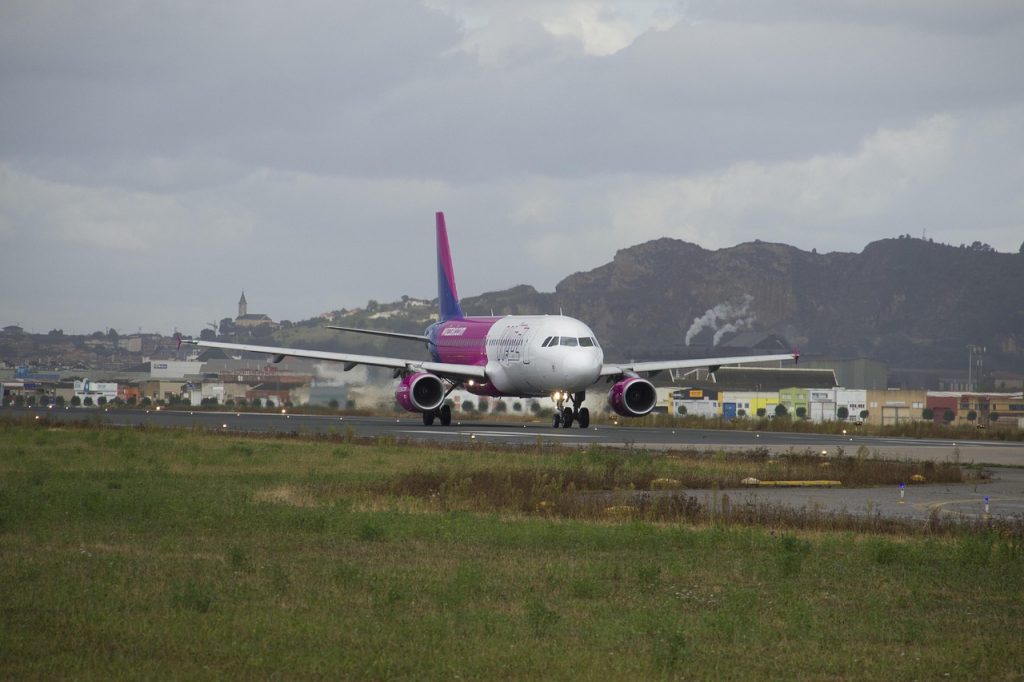 Wizz Air suspendă zborurile către Abu Dhabi: O analiză detaliată a impactului și implicațiilor pentru piața aviatică din Europa