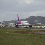 Wizz Air suspendă zborurile către Abu Dhabi: O analiză detaliată a impactului și implicațiilor pentru piața aviatică din Europa