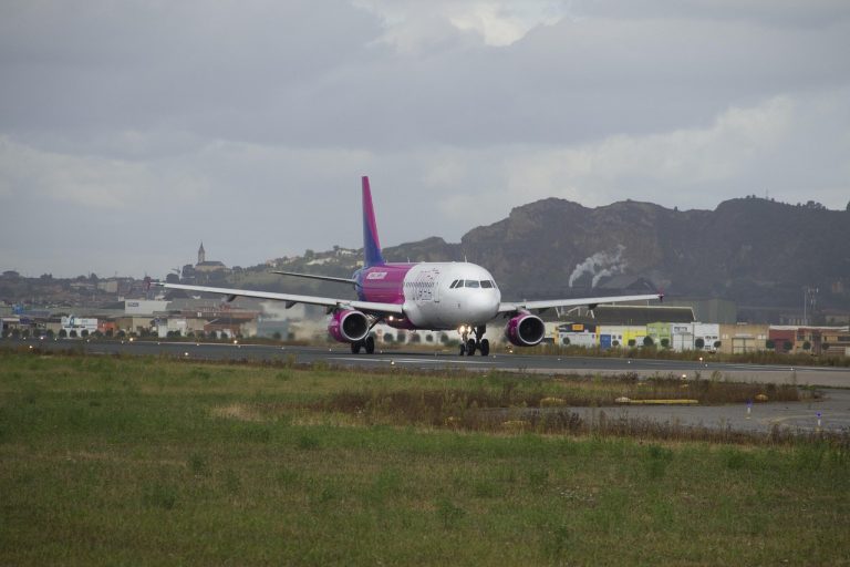 Wizz Air suspendă zborurile către Abu Dhabi: O analiză detaliată a impactului și implicațiilor pentru piața aviatică din Europa