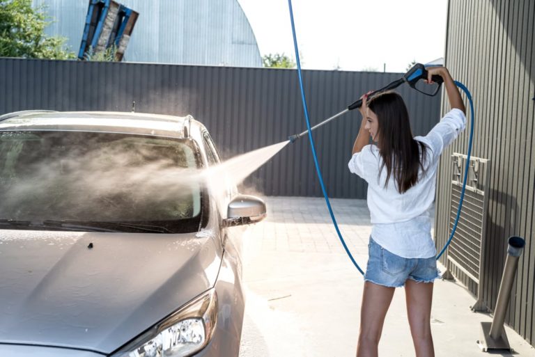 Ghid complet pentru alegerea echipamentelor într-o spălătorie auto self service: Cheia succesului în afaceri