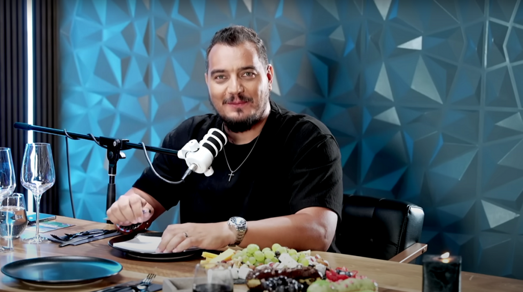 Bursucu Revine pe Micile Ecrane: O Analiză a Întoarcerii Sale și Impactul Asupra Televiziunii Românești