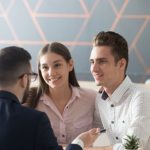 Ce verifică instituțiile financiare când soliciți un credit online? O analiză detaliată