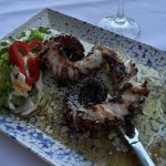 Experiența culinară pe insula Thasos: Cât plătești pentru o porție de caracatiță?