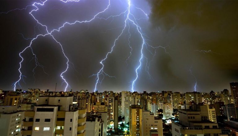 Furtuni electrice și schimbări dramatice de vreme în București: Ce ne așteaptă în august?