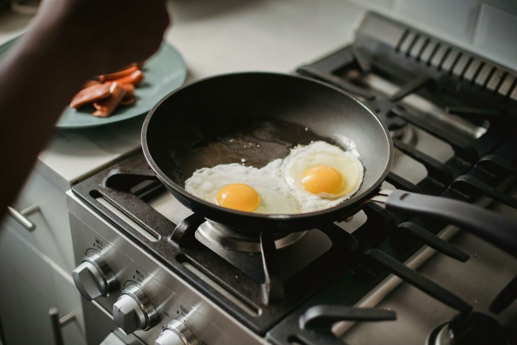Gătește Ouă Ochiuri Fără Ulei: Trucuri Inovatoare pentru O Dietă Sănătoasă