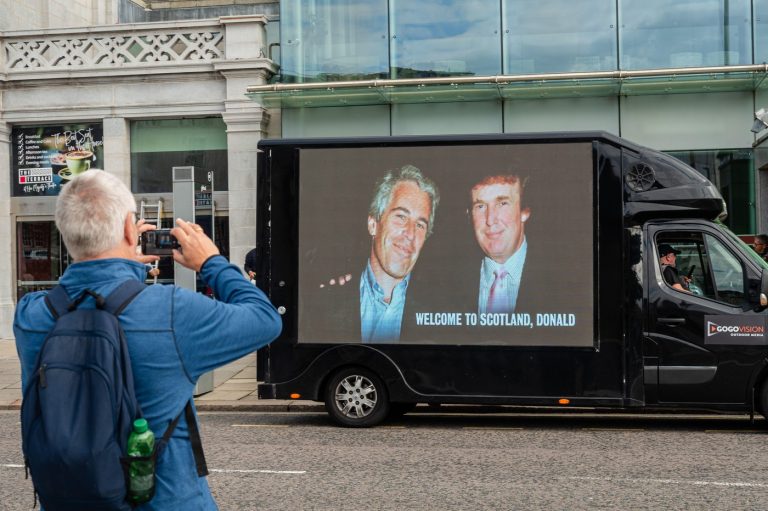 Relația Controversată dintre Donald Trump și Jeffrey Epstein: O Analiză Detaliată