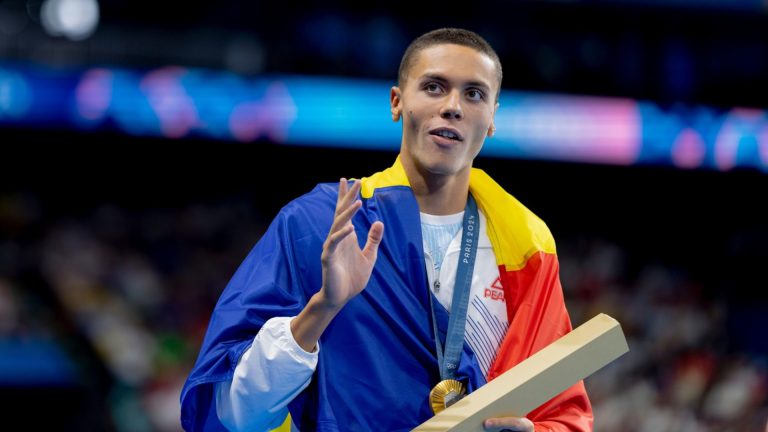David Popovici: O Victorie Care Reconfirmă Un Lider Mondial în Natație și Impactul Financiar al Medaliei de Aur
