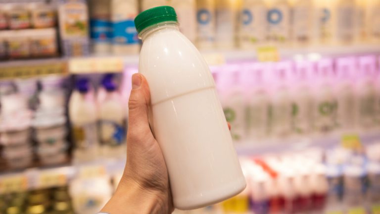 Lapte stricat vândut în România: Descoperirile șocante ale ANPC și impactul asupra sănătății consumatorilor