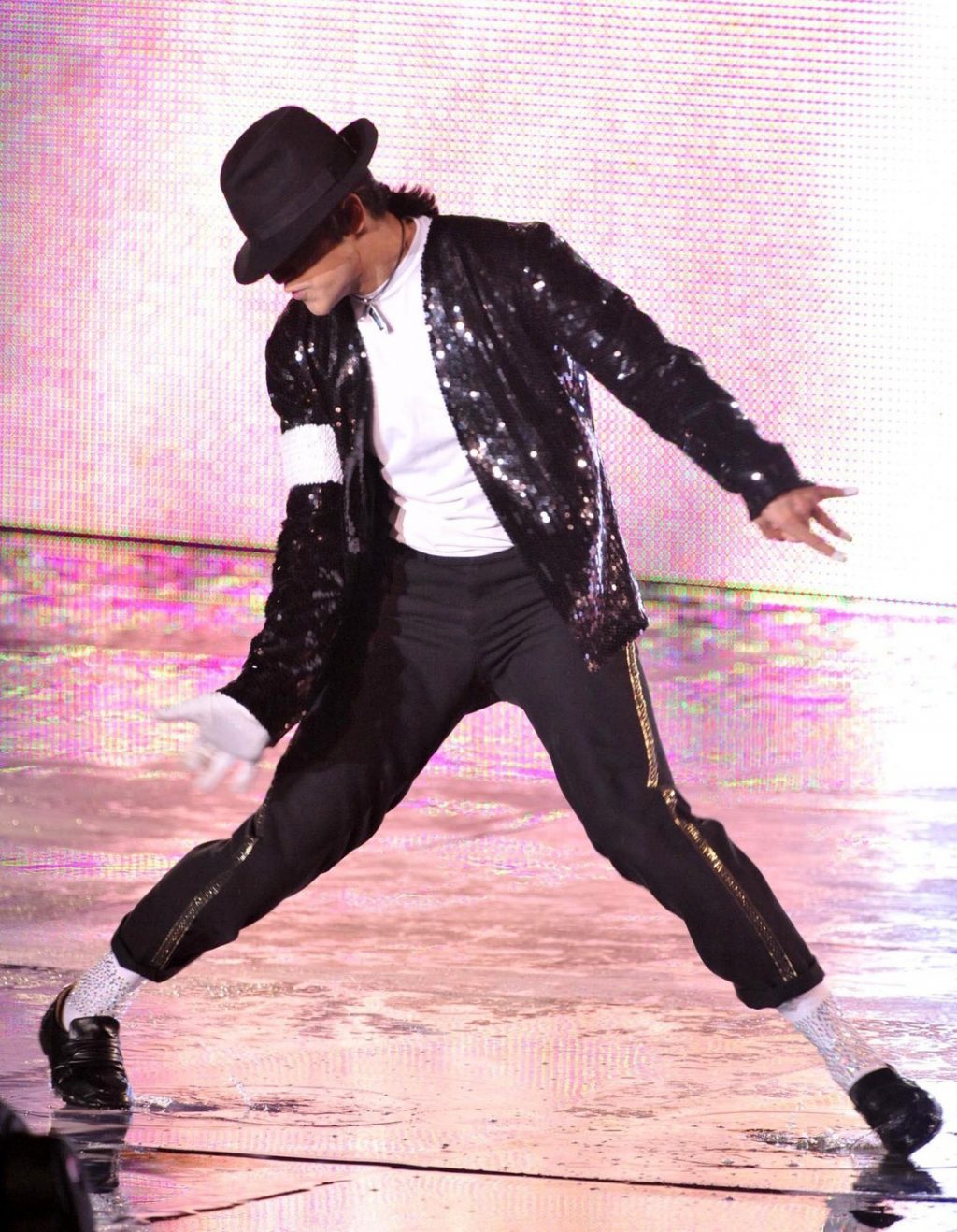 Valoarea Memorabilă a Obiectelor Purtate de Michael Jackson: O Analiză a Licitației Șosetei Legendare