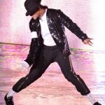 Valoarea Memorabilă a Obiectelor Purtate de Michael Jackson: O Analiză a Licitației Șosetei Legendare
