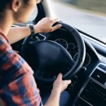 Regula de circulație esențială: Utilizarea luminilor de întâlnire, o obligație ignorată de mulți șoferi români