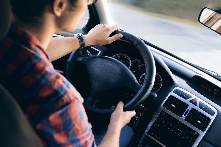 Regula de circulație esențială: Utilizarea luminilor de întâlnire, o obligație ignorată de mulți șoferi români