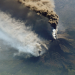 Eruptia Vulcanului Krașeninnikov: O Consecință a Cutremurului de 8,8 Grade în Peninsula Kamceatka