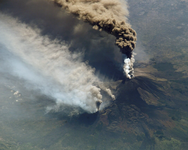 Eruptia Vulcanului Krașeninnikov: O Consecință a Cutremurului de 8,8 Grade în Peninsula Kamceatka
