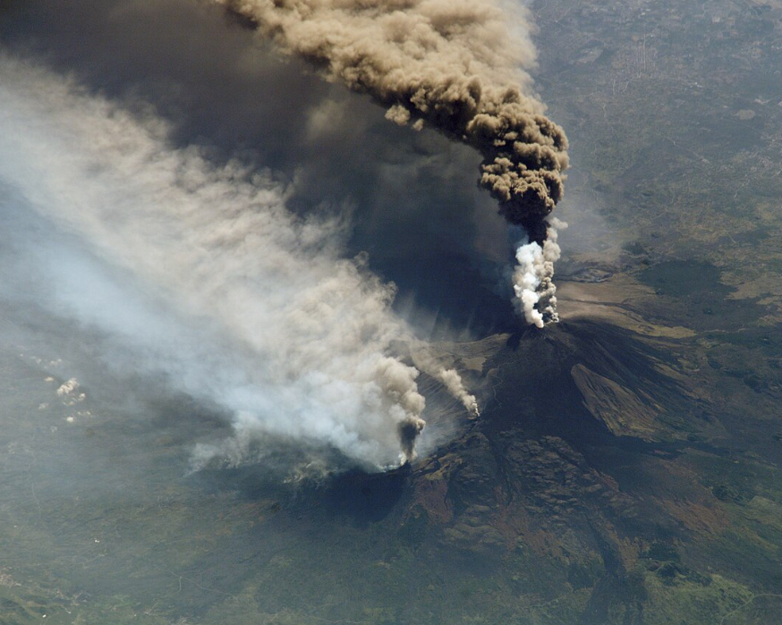 Eruptia Vulcanului Krașeninnikov: O Consecință a Cutremurului de 8,8 Grade în Peninsula Kamceatka