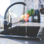 Trucul simplu care îți va schimba experiența de vacanță: De ce să lași un pahar cu apă lângă chiuvetă când pleci de acasă